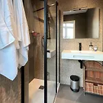 Cozy Modern With Pool In * ネルハ