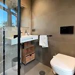 Cozy Modern With Pool In ネルハ